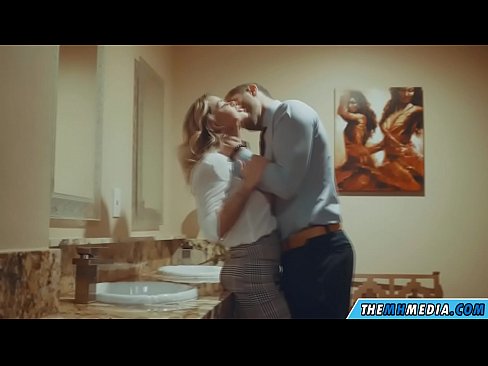 ❤️ Pamene blonde wabusty akunyengererani m'chimbudzi cha anthu onse ️ pa ny.dewporn.ru ️❤